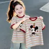 Camiseta de Manga Curta Color Block Listrada para Meninos e Meninas, Algodão Puro, Estampa de Bordado Falso de Verão para Crianças, Top Solto e Versátil para Bebês