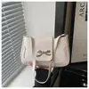 Nuevo diseño de moda con lazo, simple, casual, retro, color liso, bolso pequeño cuadrado de un solo hombro para debajo del brazo de verano 2026 para mujer