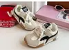 Design moderno e exclusivo em blocos de cor para tênis de treino alemães para meninas, nova coleção primavera e outono 2026 infantil, sola macia, leve, sapatos casuais versáteis