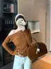 Top de punto largo moderno y elegante con detalles de botones y un diseño único de hombros descubiertos, perfecto para el otoño, con un patrón de punto trenzado retro y chic.