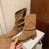 Botas vaqueras de mujer de cuero suave con punta fina y a media pantorrilla, colección otoño 2026, diseño retro con apertura inclinada, efecto adelgazante y detalles plisados