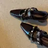 Zapatos Mary Jane modernos y únicos con un tacón discreto, caracterizados por una punta cuadrada y un diseño de una sola tira.