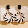 Pendientes Retro Europeos y Americanos Rayados Geométricos Huecos Incrustados de Diamantes, Pendientes Personalizados de Nicho Transfronterizos, Pendientes Elegantes y de Alta Gama para Mujer