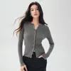 Simples e versátil, esta é a nova coleção de outono de 2026: um cardigã de cashmere com decote V feminino, uma peça de outer wear em tricô canelado, de corte justo