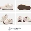 Versión de Cuero Suave~Aumentador Oculto de Altura Suela Gruesa Plateado Zapatos de Entrenamiento Alemanes para Mujer 2026 Verano Nuevos Zapatos Deportivos Casuales con Cordones