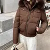 Chaqueta Corta de Algodón con Capucha y Cuello Grande de Piel Extraíble Estilo Americano Abrigo de Algodón Chaqueta Acolchada de Algodón Mujer Nuevo Estilo 2026 Ropa de Abrigo Gruesa de Invierno con Terciopelo