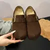Sapatos femininos plus size 2026, tamanhos 41 a 43, para pés largos, com sola grossa para altura extra, design de cobertura total, estilo slip-on, mocassins inspirados em Birkenstock