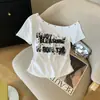 Camisa Retro de Manga Curta com Estampa de Letras Estilo Americano Fora do Ombro para Mulheres, Corte Justo e Design Estiloso em Branco e Cinza