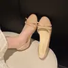 Sapatos femininos nude estilo coreano de corte baixo, novos sapatos Mary Jane para verão e outono de 2026 que aumentam a altura, couro envernizado com laço, sola reta