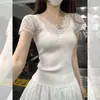 Camiseta de manga corta con cuello en V de encaje para mujer, nuevo estilo verano 2025, corte ajustado, simple, moderna, suéter versátil