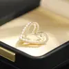 Broche Dupla Camada Coração Doce e Versátil Estilo Coreano, Banhado a Ouro com Strass e Pérolas Artificiais, Broche Coração Pêssego para Mulheres