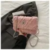 2025 Bolso de Hombro Nuevo Cadena de Mezclilla Flip Bolso Cuadrado Pequeño Calidad Personalizado Borde Crudo Rombo Moda Bolso Cruzado