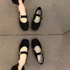 Sapatilhas Mary Jane femininas estilo retrô francês com bico quadrado, novo modelo outono 2026, design raso delicado, adequadas para combinar com saias