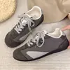 Tênis de balé com estampa de leopardo para mulheres, sapatos casuais que aumentam a altura, tênis retrô para o outono de 2026 para o trabalho