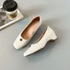 Zapatos de mujer poco profundos de punta cuadrada, versátiles y cómodos, estilo francés, moda de otoño 2026 para ir al trabajo, zapatos Mary Jane de camelia para mujer