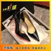 Sapatos de Couro Patente com Recortes Laterais e Solado Vermelho de Salto Fino, Saltos Altos Pretos, Novo Estilo Primavera e Outono 2026, Sapatos Profissionais Sexy e Emagrecedores para o Dia a Dia