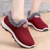 2024 Inverno Sapatos de Algodão Femininos Sapatos de Pano Antigo de Pequim Meia-idade e Idosos Forrados com lã Tênis Espessado Fundo Macio Sapatos de Algodão Quentes para Mães
