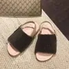 Sandálias peludas de sola reta estilo coreano para mulheres, novo design de moda outono 2026, sandálias de dedo aberto de uma tira