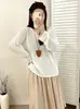 Top de punto para mujer de talla grande, cuello redondo, medio abierto en el pecho con huecos, estilo otoño 2026, manga larga holgada para mujeres de talla grande