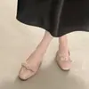 Zapatos de muñeca con hebilla de flor de perla y lazo de charol para mujer, nuevos de otoño 2026, tacón grueso versátil estilo francés, zapatos de tacón bajo