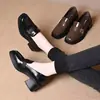 Mocasines cómodos retro de punta cuadrada estilo británico para mujer, nuevo modelo otoño 2026, tacón medio de piel suave, suela blanda, tacón grueso, zapatos versátiles para mujer