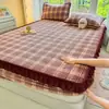 Falda de cama de terciopelo de leche Clase A Pieza única Manta de cama de vellón de coral Cubierta de cama engrosada Sábana de franela con encaje Bordes volantes Envoltura de cama acolchada