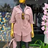 Moda Feminina Transfronteiriça Europeia e Americana Verão 2026 Novo Conjunto Casual de Camisa Listrada Solta com Bolsos e Shorts de Cintura Alta