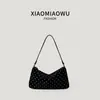 Bolso de mano de lunares estilo coreano, sin esfuerzo chic, un nuevo y versátil bolso tote retro para mujer, perfecto para ir al trabajo, un bolso de hombro de gamuza único y casual.