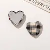 Botones de Tela Decorativos de Corazón a Cuadros Retro para Manualidades de Alta Calidad con un Toque de Lujo, Diademas Versátiles al por Mayor