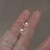 Brincos de tarraxa assimétricos de estrela e lua femininos estrela Lua temperamento estrela de cinco pontas semicírculo vazado design de nicho brincos estilo coreano
