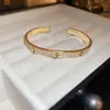 Pulseira Aberta Europeia e Americana Transfronteiriça de Zircônia Cravejada de Diamantes Pulseira Elegante de Alto Nível de Luxo Leve Nicho Versátil Joias da Moda para Mulheres