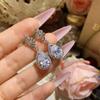 Pendientes de gota de agua exquisitos de lujo ligeros con incrustaciones explosivas de circonita transfronteriza Camellia que muestran temperamento, joyería de moda que combina con todo.