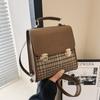 Bolso de hombro a cuadros retro para mujer, nuevo bolso bandolera versátil de estilo coreano 2023, bolso de hombro cuadrado pequeño para uso diario.