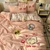 Ins Style Cartoon Toalha Bordada Cama Conjunto de Quatro Peças Meninas Capa de Edredom de Alto Valor Lençol Dormitório Estudantil Conjunto de Três Peças