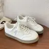 Tênis brancos doces estilo coreano para mulheres, novo design versátil de nicho primavera-verão 2026, tênis de treino alemão leve com sola plana para estudantes