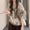 Sudadera Redonda con Estampado de Letras Estilo Americano para Mujer 2026 Otoño Nuevo Estilo Holgada Adelgazante Estilo Perezoso Manga Larga Top A8609