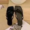 Chanclas planas Chuyuji retro de punta cuadrada para mujer, calzado de verano para exteriores, nuevas sandalias de dedo versátiles de suela blanda antideslizantes 2026