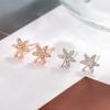 Pequenos e Exquisitos Brincos de Folha de Bordo Cravejados de Diamantes Luxo Leve Novo Estilo 2024 Quentes Mini Folhas Elegantes Outono e Inverno Orelhas