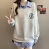 Moletom retrô falso de duas peças com retalhos xadrez, gola virada, marca unissex moderna, corte solto, estilo universitário, peça versátil com estampa para outono e inverno