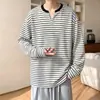 Camiseta listrada de manga comprida com decote V para homens, roupa versátil de outono com caimento solto, estilo americano moderno para adolescentes, nova camiseta básica 2026