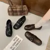 Zapatos bajos de cuero estilo británico con hebilla de cinturón retro, para aumentar la altura interior, mocasines de punta cuadrada y punta dividida para mujer, versátiles para otoño 2026