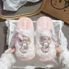 Pantuflas de algodón lindas de dibujos animados, estilo invierno 2026, con un lazo, forradas de felpa para mayor calidez, perfectas para uso en casa