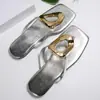 Sandalias de Playa de Verano 2025, Estilo Europeo y Americano, Talla Grande, Hebilla Cuadrada Plana, Tacón Bajo, En Stock, Cómodas y Versátiles