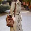 Marca de Outlet Retirada de Balcão Estilo Coreano Luxo Acessível Cadarço Longo Corta-vento Feminino Roupa de Outono/Primavera Outwear Cáqui Outwear