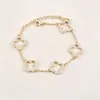 Pulsera minimalista calada de trébol de cuatro hojas estilo europeo y americano para mujer, diseño dulce y elegante francés, llena de circonita, joyería de flor de cuatro hojas