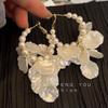 Pendientes de pétalos de concha blanca estilo festivo, elegantes pendientes de moda con forma de círculo de perla, pendientes exagerados de gran tamaño con temperamento primaveral.