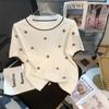 Camiseta de manga corta de punto de seda helada bordada con trébol de cuatro hojas, estilo Chanel, elegante, para el día a día, verano 2023