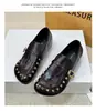 Sapatos Estilo Novo Primavera 2026 com Aumento Oculto de Altura de 3cm, Versáteis e Fashion, com Rebites e Fivelas Metálicas, Para Uso Diário, Design de Bico Manga