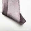 Tejido de satén elástico, grueso y brillante con una caída suave, que presenta un efecto reluciente de seda artificial, adecuado para disfraces de baile y ropa formal.