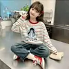 Camiseta de manga larga 100% algodón para niñas, nuevo top a rayas de bloques de color para niños mayores, camiseta básica elegante y versátil de cuello redondo para niños pequeños